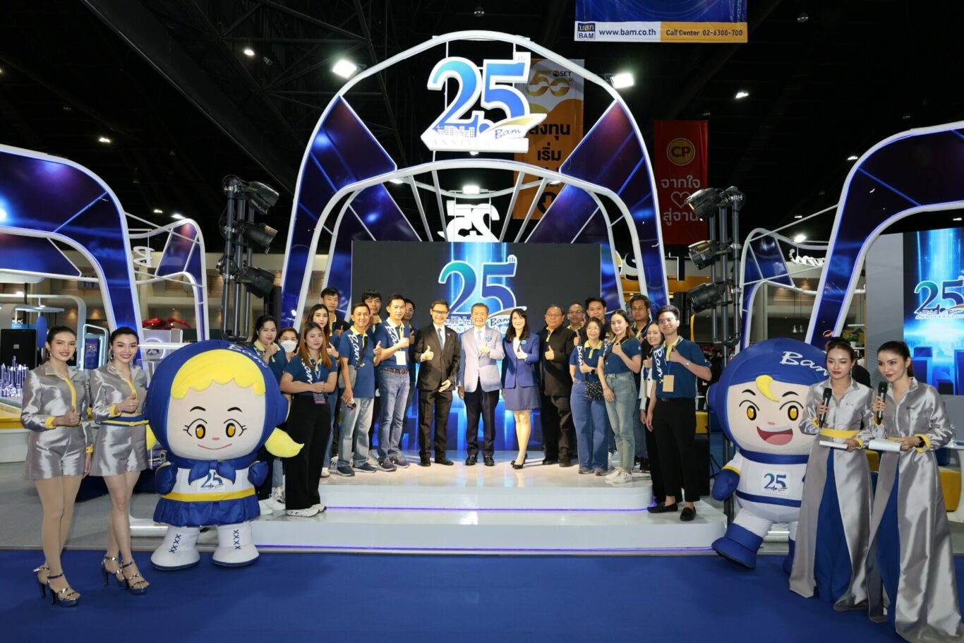 รูปภาพประกอบด้วย คน, ในร่ม, กลุ่ม, สีน้ำเงิน

คำอธิบายที่สร้างโดยอัตโนมัติ