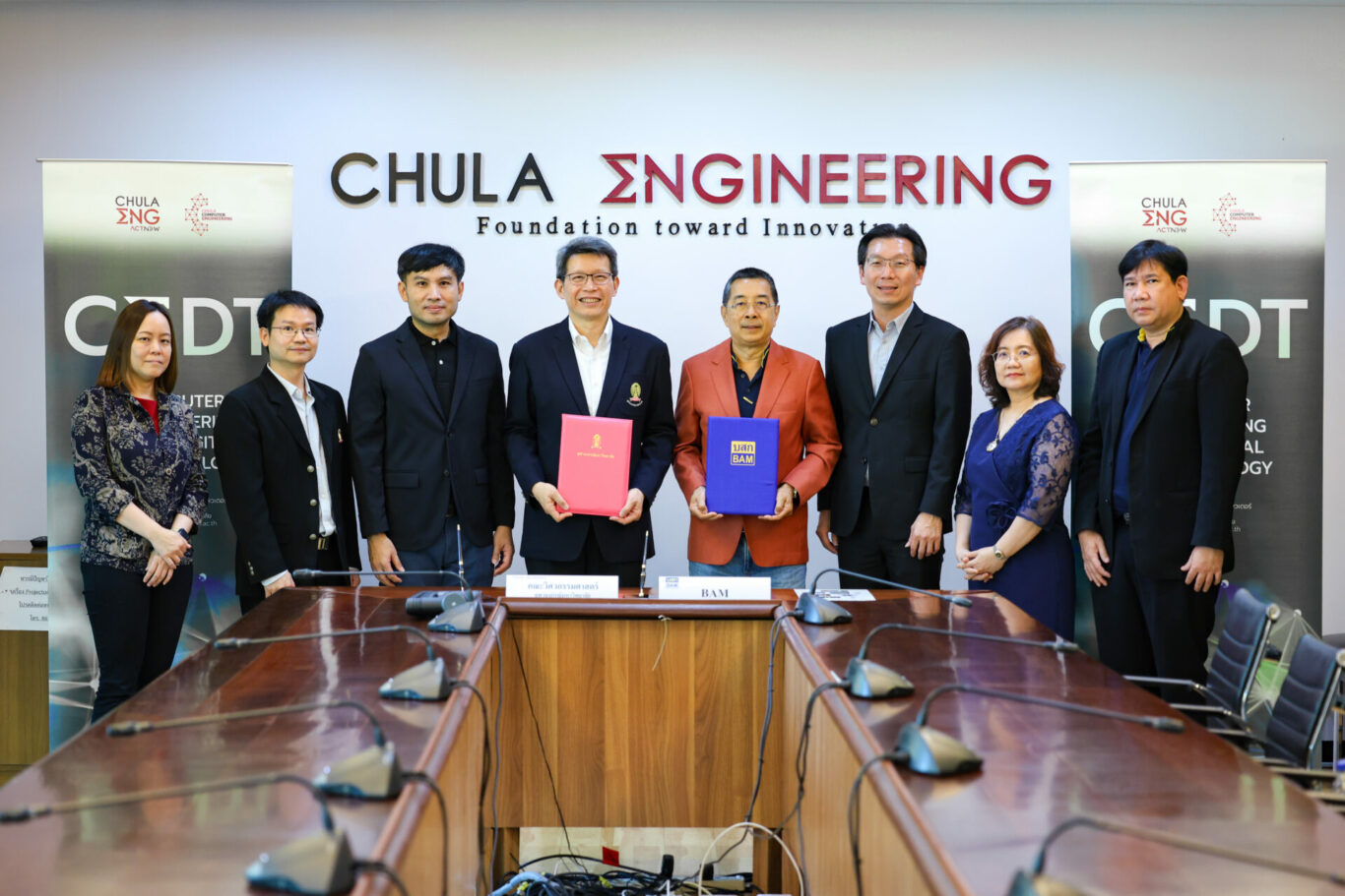 รูปภาพประกอบด้วย เสื้อผ้า, คน, ชาย, สูท

คำอธิบายที่สร้างโดยอัตโนมัติ